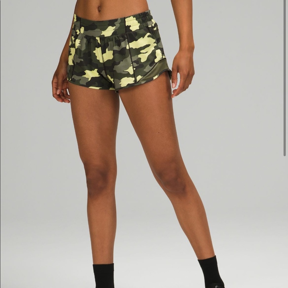 Lululemon green camo hotty hots size 6 tall and 4”